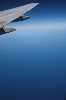 Groenland. Vue aérienne, aile d'avion au dessus de l'océan atlantique nord près des côtes du