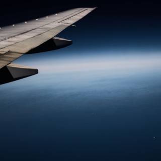 Groenland. Vue aérienne, aile d'avion au dessus de l'océan atlantique nord près des côtes du