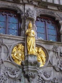 Bruges. Basilique Procession du Saint-Sang (Heilige Bloed Basilick), façade, statues dorées, Place