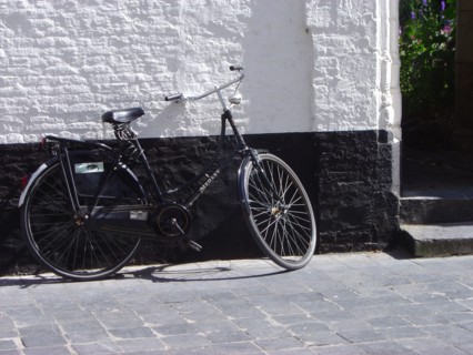 Bruges. Vélo dans les ruelles de Bruges