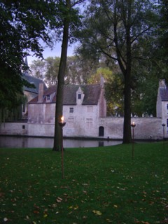Bruges. Canal face au Béguinage (Begijnhof) en automne à la tombée du jour
