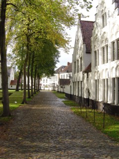 Bruges. Allée et façades du Béguinage (Begijnhof), en automne