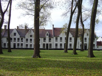 Bruges. Façades et jardin intérieur du Béguinage (Begijnhof), en automne
