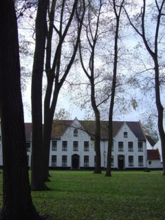 Bruges. Façades et jardin intérieur du Béguinage (Begijnhof), en automne