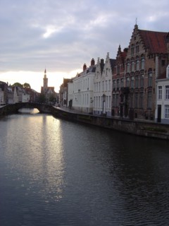 Bruges. Quai et canal de la ville médiévale, façades d'hôtels particuliers, au coucher du soleil,
