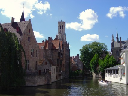 Bruges. Canal près de Huidenvettersplein et du Rozenhoedkaai, au printemps