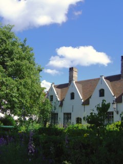 Bruges. Jardin intérieur et façades de maisons, ville médiévale