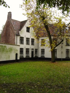 Bruges. Façades et jardin intérieur du Béguinage (Begijnhof), en automne
