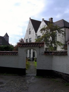 Bruges. Allée et façades du Béguinage (Begijnhof), en automne