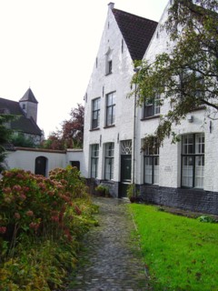 Bruges. Allée et façades du Béguinage (Begijnhof), en automne