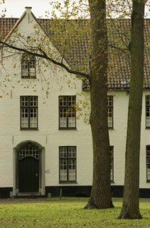 Bruges. Façades et jardin intérieur du Béguinage (Begijnhof), en automne