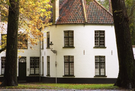 Bruges. Maison des béguines, Façades et jardin intérieur du Béguinage (Begijnhof), en automne