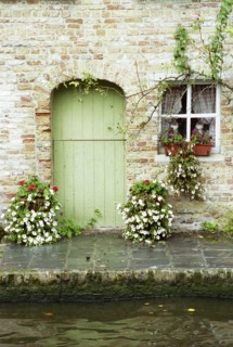 Bruges. Façade de maison, porte et fenêtre, au bord du canal en automne, ville médiévale