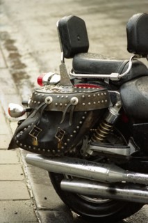 Bruges. moto dans les ruelles de la ville médiévale, en automne, après la pluie