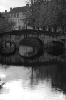 Bruges. Quai et canal de la ville médiévale, façades d'hôtels particuliers, au coucher du soleil,
