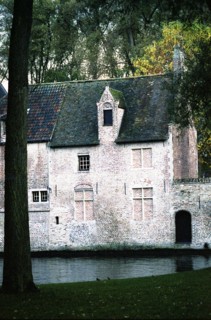 Bruges. Maison des Béguines et Canal face au Béguinage (Begijnhof) en automne à la tombée du jour