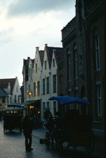 Bruges. Wijngaard-Plein, place face au Béguinage (Begijnhof) en automne à la tombée du jour, le