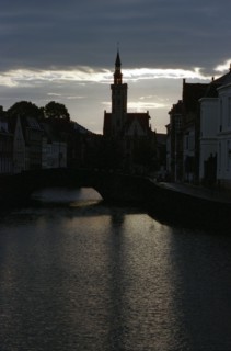 Bruges. Quais,pont et canal de la ville médiévale, façades d'hôtels particuliers, au coucher du