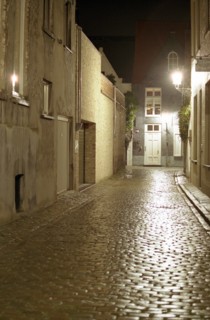 Bruges de nuit : ruelle, pavés sous la lumière des réverbères
