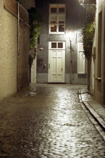 Bruges de nuit : carrefour de ruelles sous la lumière des réverbères
