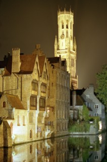 Bruges de nuit : le Beffroi (Belfort) et façades sur le canal