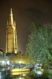 Bruges de nuit : Flèche de l'Eglise Notre-Dame (Onze Lieve Vrouwekerk), quai et canal (Dijver) en