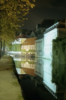 Bruges de nuit : Quai du Dijver, façades et reflets dans le canal, en automne