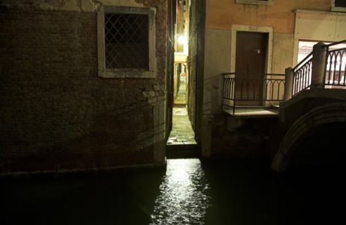 Venise 2008-2009. Nuit, ruelle, canal, pont