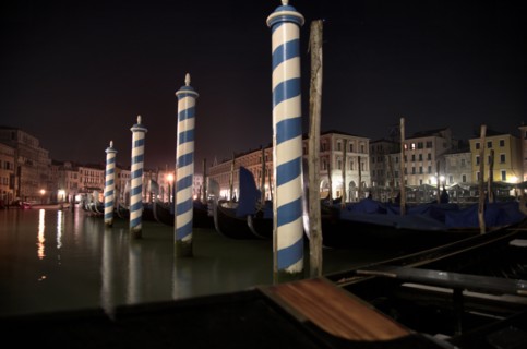 Venise 2008-2009. Nuit, Grand Canal, gondoles, Palais, pieux blanc et bleu (pali)