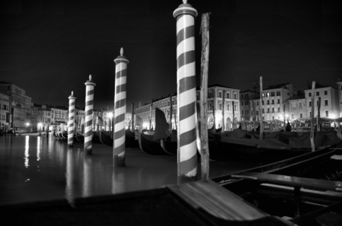 Venise 2008-2009. Nuit, Grand Canal, gondoles, Palais, pieux blanc et bleu (pali)