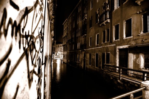 Venise 2008-2009. Nuit, canal, palais, Grand Canal, tags, graffiti