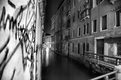 Venise 2008-2009. Nuit, canal, palais, Grand Canal, tags, graffiti