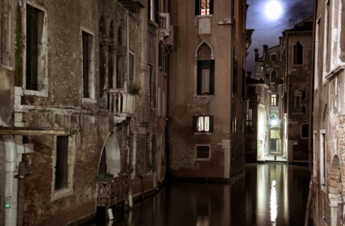 Venise 2008-2009. Nuit, rio, canal, palais, reflets, pleine lune