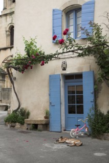 Provence710 Lubéron, Lourmarin, volets bleus