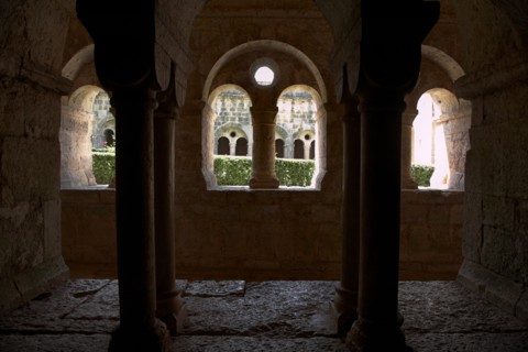 Provence809 Abbaye du Thoronet, le cloître vu depuis la salle capitulaire : arcades géminées,
