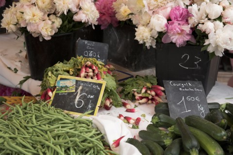 Provence726 Marché de Provence, haricots verts, courgettes, radis, pivoines