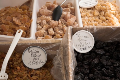 Provence732 Marché de Provence, fruits secs, gingembre, fruits confis, pruneaux