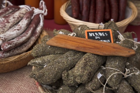 Provence738 Marché de Provence, charcuterie, saucisses sècles et saucissons aux herbes de Provence