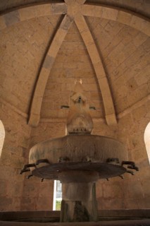 Provence819 Abbaye du Thoronet : le lavabo donnant sur le cloître (fontaine et voûte)