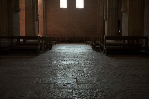 Provence826 Abbaye du Thoronet : intérieur de l'église (sol de la nef principale et façade