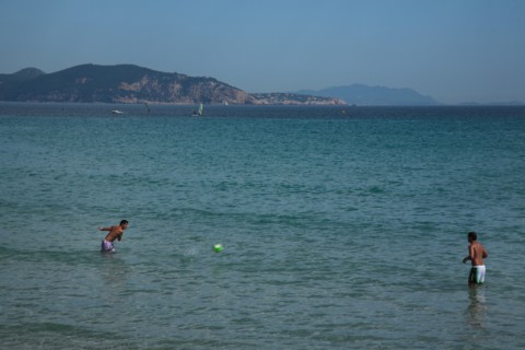 Provence762 La Ciotat, la baie, baigneurs jouant du ballon à la plage