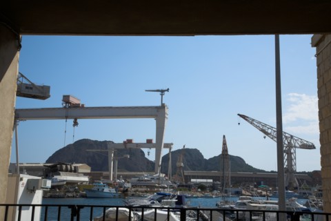 Provence768 La Ciotat, le rocher (Ile verte et Cap de l'Aigle) et les chantiers navals depuis le