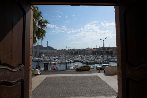 Provence779 La Ciotat, le rocher, le vieux port et les chantiers navals depuis le parvis de