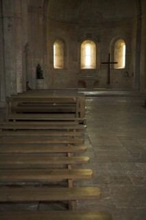 Provence833 Abbaye du Thoronet : intérieur de l'église (nef, chœur et ses trois fenêtres en plein