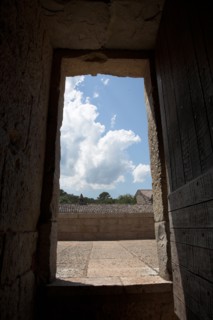 Provence851 Abbaye du Thoronet : porte d'accès au haut du cloître depuis le dortoir des moines