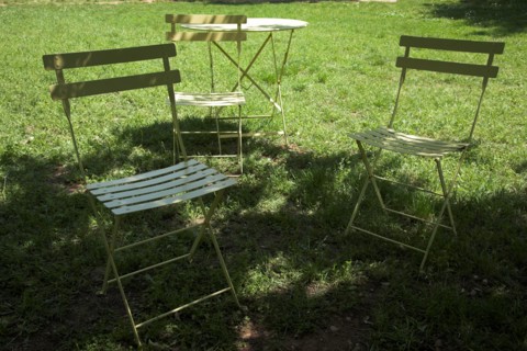 Provence855 jardin vert en Provence, chaises de jardin