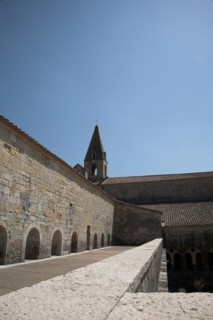 Provence788 Abbaye du Thoronet, vue principale de l'église et de la salle capitulaire, du haut du