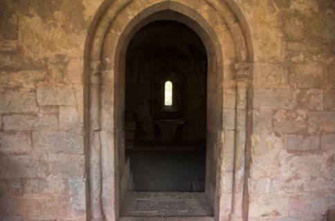 Provence842 Abbaye du Thoronet : accès du cloître vers la salle capitulaire (porte en ogive,