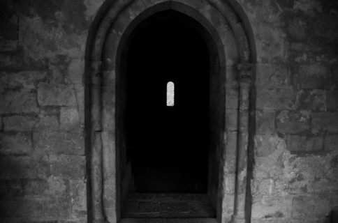 Provence844 Abbaye du Thoronet : accès du cloître vers la salle capitulaire (porte en ogive,