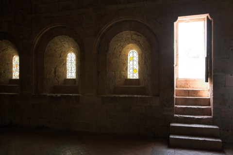 Provence849 Abbaye du Thoronet : le dortoir des moines et baies donnant sur le haut du cloître